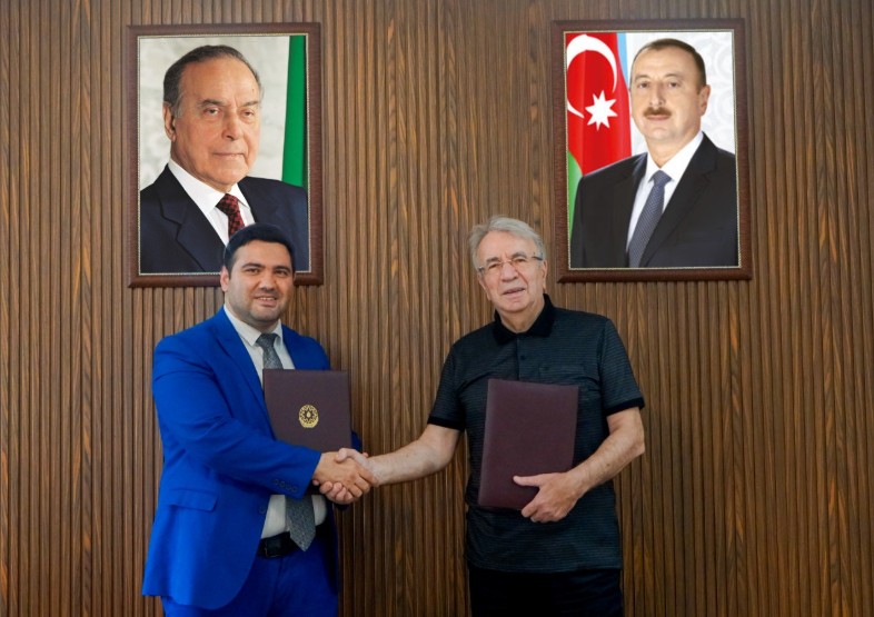 Professor Məsud Əfəndiyev və AzEdu nümayəndəsi anlaşma memorandumunu imzaladıqdan sonra